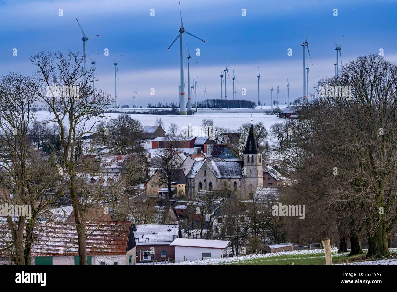 Windpark, bei Iggenhausen, gehört zu Lichtenau, selbsternannte Energiestadt, über 190 Windkraftwerke und über 1200 Solaranlagen erzeugen 10 mal so viel Strom, wie die 11,900 Einwohner Gemeinde verbraucht, größte Onshore Ansammlung von Windenergieanlagen in Deutschland, Winter, leicht verschneite Landschaft, NRW, Deutschland Windpark *** Windpark, bei Iggenhausen, gehört zu Lichtenau, selbsternannte Energiestadt, über 190 Windturbinen und über 1200 Solarpaneanlagen erzeugen 10 mal so viel Strom wie die Gemeinde, mehr als 11.900 Einwohner größte Onshore-Gruppe von Windturbinen in Stockfoto