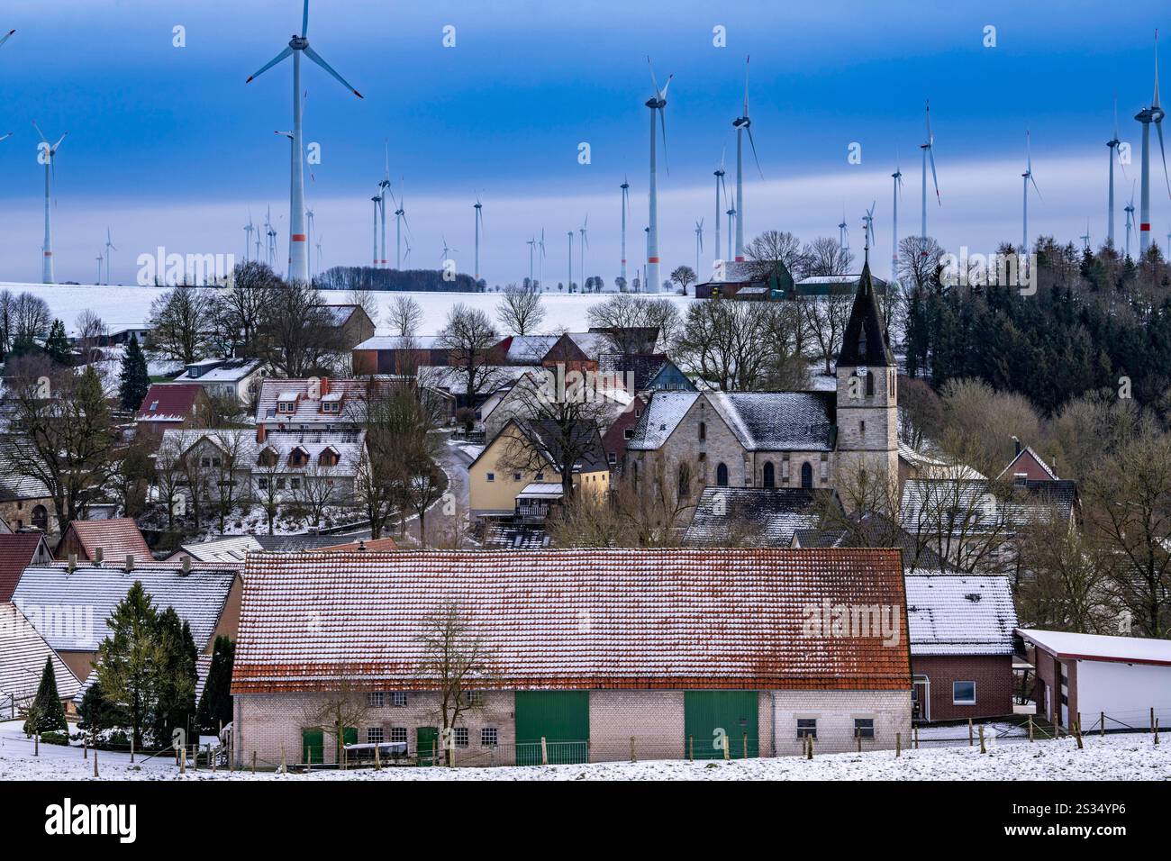 Windpark, bei Iggenhausen, gehört zu Lichtenau, selbsternannte Energiestadt, über 190 Windkraftwerke und über 1200 Solaranlagen erzeugen 10 mal so viel Strom, wie die 11,900 Einwohner Gemeinde verbraucht, größte Onshore Ansammlung von Windenergieanlagen in Deutschland, Winter, leicht verschneite Landschaft, NRW, Deutschland Windpark *** Windpark, bei Iggenhausen, gehört zu Lichtenau, selbsternannte Energiestadt, über 190 Windturbinen und über 1200 Solarpaneanlagen erzeugen 10 mal so viel Strom wie die Gemeinde, mehr als 11.900 Einwohner größte Onshore-Gruppe von Windturbinen in Stockfoto