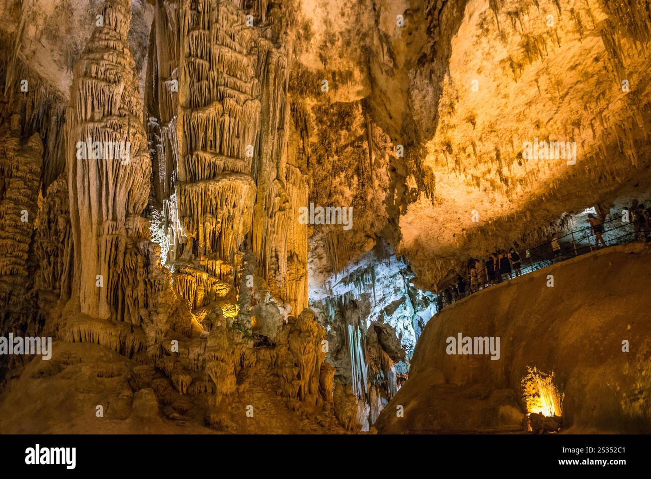 Riesige Stalaktiten und unterirdischer See, Grotta di Nettuno Tropfsteinhöhle, Neptun's Grotto, Capo Caccia, in der Nähe von Alghero, Sardinien, Italien Stockfoto