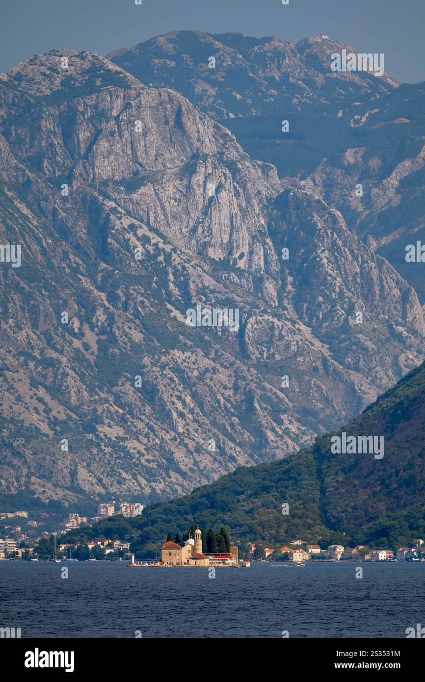Blick auf die Bucht von Kotor, die Berge von Kotor, den Berg Jezerski Vrh, Montenegro, Crna Gora, Inselkirche Gospa od Škrpjela, Meer, Portraitformat Stockfoto