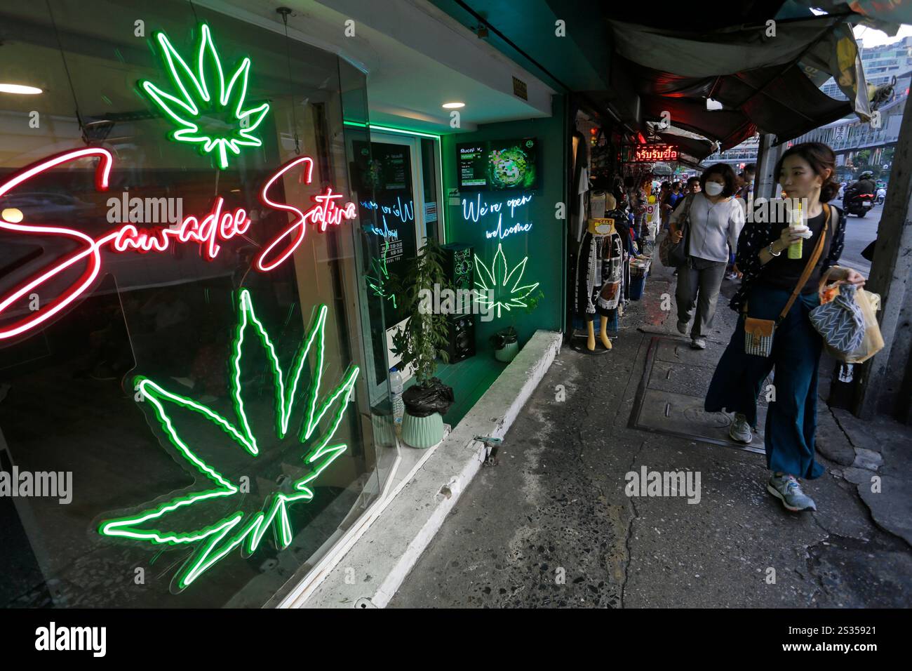 Bangkok, Thailand - 22. März 2023: Neonlichter in Form von Cannabisblättern werden vor einem legalen Marihuana-Shop gesehen. Stockfoto