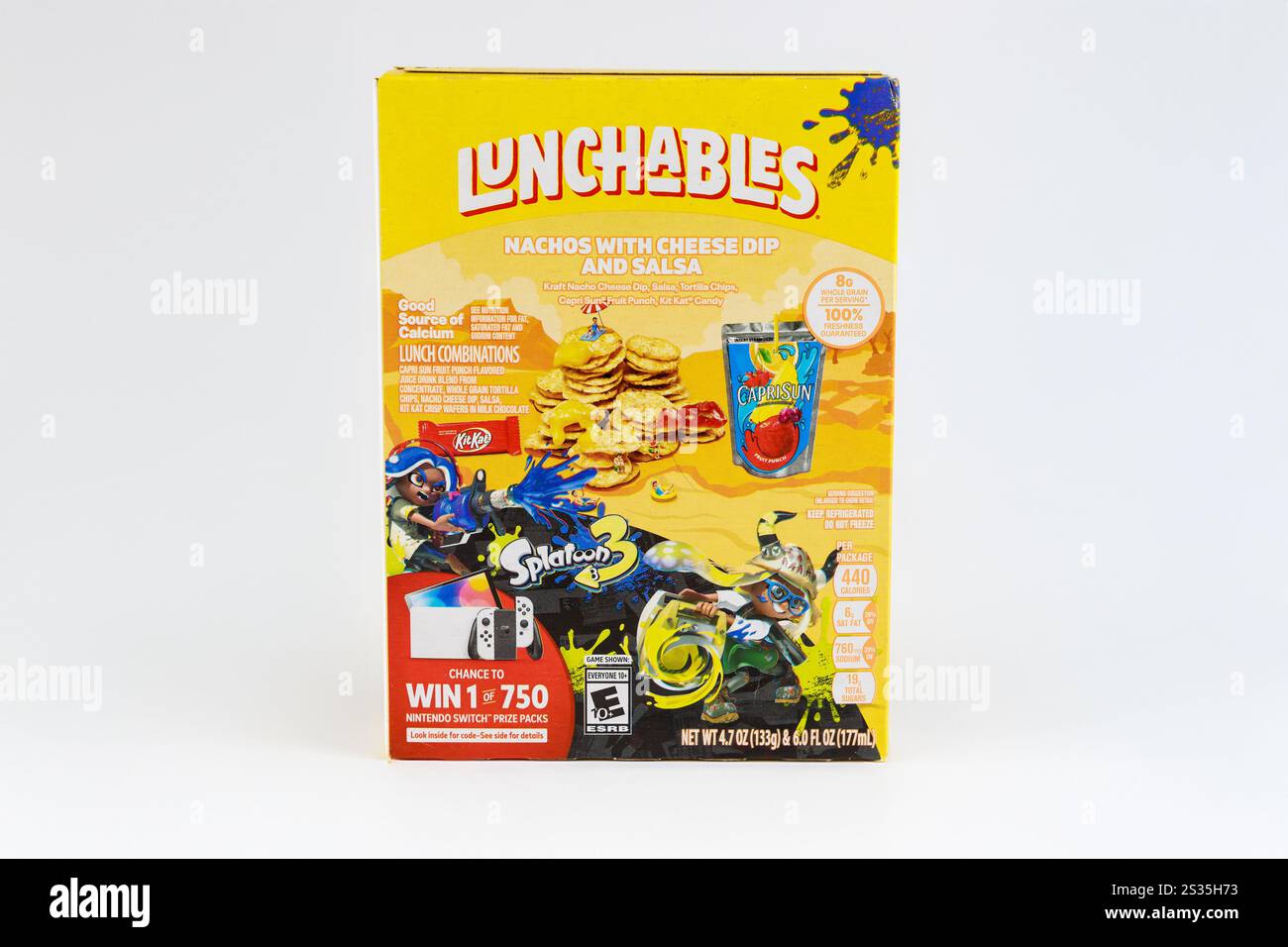 Lunchables Nachos mit Käse-Dip und Salsa in farbenfroher Verpackung mit Spielfiguren Stockfoto