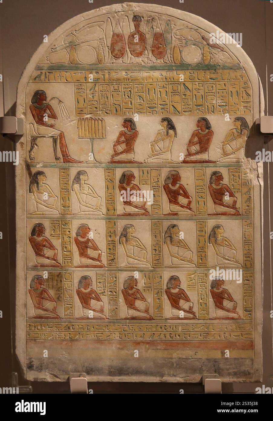 Familienstele des Chefschreibers Horhernakht, Sohn von Khety. Kalkstein, Reich der Mitte, zweite Hälfte der 12. Dynastie. Ägypten. Ägyptisches Museum von Turi Stockfoto