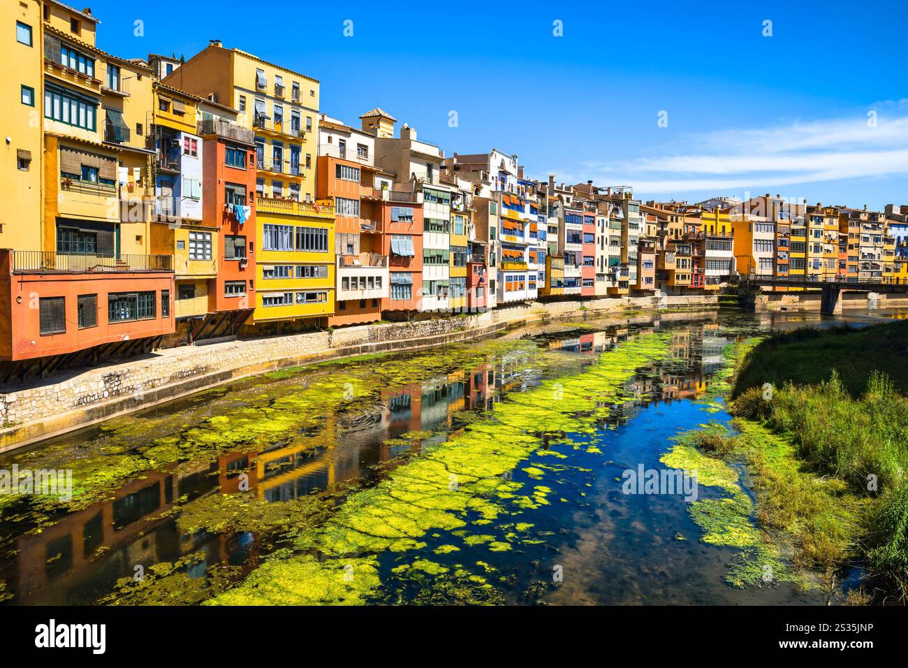 Bunte Farben gelb und orange Häuser in Girona, Katalonien, Spanien. Stockfoto