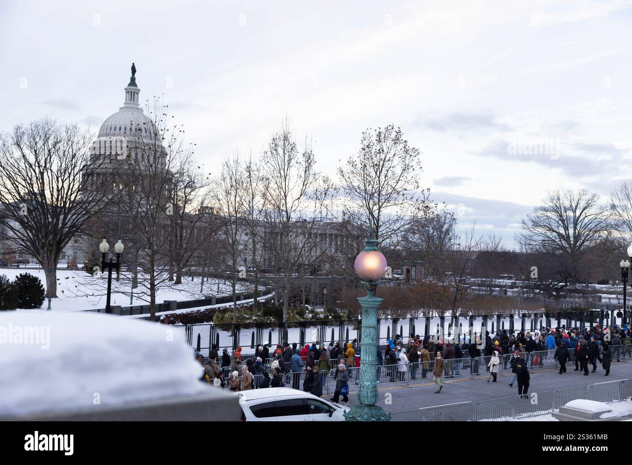 Tausende von Trauernden besuchen am 8. Januar 2025 das US-Kapitol Washington DC, um die letzte Reise des verstorbenen Präsidenten Jimmy Carter zu ehren. Die dreitägigen Veranstaltungen in Washington zu Ehren von Jimmy Carter wurden am Mittwoch im Capitol Rotunda fortgesetzt, wo Carter im Bundesstaat lag. James Earl Carter Jr. war ein US-amerikanischer Politiker, der von 1977 bis 1981 39. Präsident der Vereinigten Staaten war. Als Mitglied der Demokratischen Partei war Carter von 1971 bis 1975 76. Gouverneur von Georgien und von 1963 bis 1967 im Senat von Georgia. Stockfoto