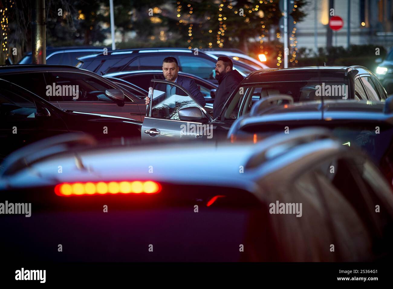 Bukarest, Rumänien. 8. Januar 2025: Ciprian Ciucu, Bürgermeister von Sektor 6, kommt zu der Regierungskoalitionssitzung, die aufgerufen wird, den Zeitplan für die Wahl des rumänischen Präsidenten festzulegen und den gemeinsamen Kandidaten der pro-europäischen Parteien, Crin Antonescu, im Victoria-Palast, dem Hauptquartier der rumänischen Regierung, zu bekräftigen. Quelle: Lucian Alecu/Alamy Live News Stockfoto Bukarest, Rumänien. 8. Januar 2025: Ciprian Ciucu, Bürgermeister von Sektor 6, kommt zu der Regierungskoalitionssitzung, die aufgerufen wird, den Zeitplan für die Wahl des rumänischen Präsidenten festzulegen und den gemeinsamen Kandidaten der pro-europäischen Parteien, Crin Antonescu, im Victoria-Palast, dem Hauptquartier der rumänischen Regierung, zu bekräftigen. Quelle: Lucian Alecu/Alamy Live News Stockfoto