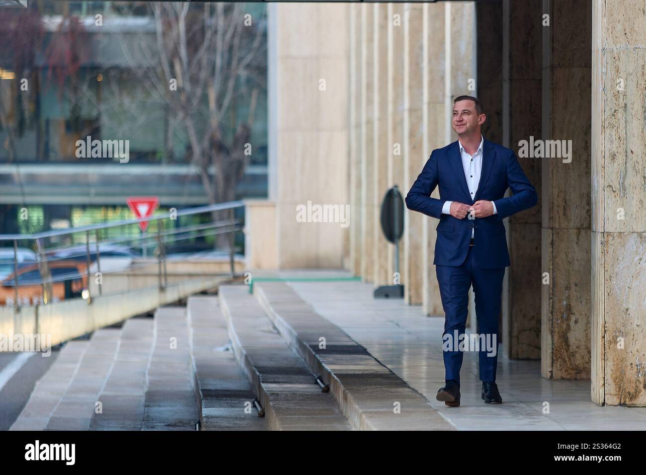 Bukarest, Rumänien. 8. Januar 2025: Alfred Simonis, Präsident des Bezirksrats von Timis, trifft auf die Regierungskoalitionssitzung ein, um den Wahlplan für den rumänischen Präsidenten festzulegen und den gemeinsamen Kandidaten der pro-europäischen Parteien, Crin Antonescu, im Victoria Palace, dem Hauptquartier der rumänischen Regierung, zu bekräftigen. Quelle: Lucian Alecu/Alamy Live News Stockfoto Bukarest, Rumänien. 8. Januar 2025: Alfred Simonis, Präsident des Bezirksrats von Timis, trifft auf die Regierungskoalitionssitzung ein, um den Wahlplan für den rumänischen Präsidenten festzulegen und den gemeinsamen Kandidaten der pro-europäischen Parteien, Crin Antonescu, im Victoria Palace, dem Hauptquartier der rumänischen Regierung, zu bekräftigen. Quelle: Lucian Alecu/Alamy Live News Stockfoto