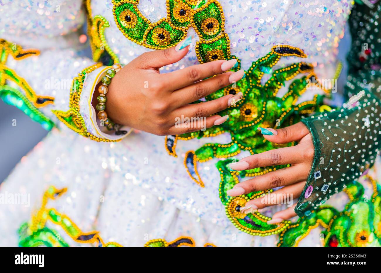 Nahaufnahme der Hände des Tänzers mit aufwändiger Maniküre und traditioneller Kleidung während einer hispanic Day Parade, die die lateinamerikanische Kultur feiert Stockfoto