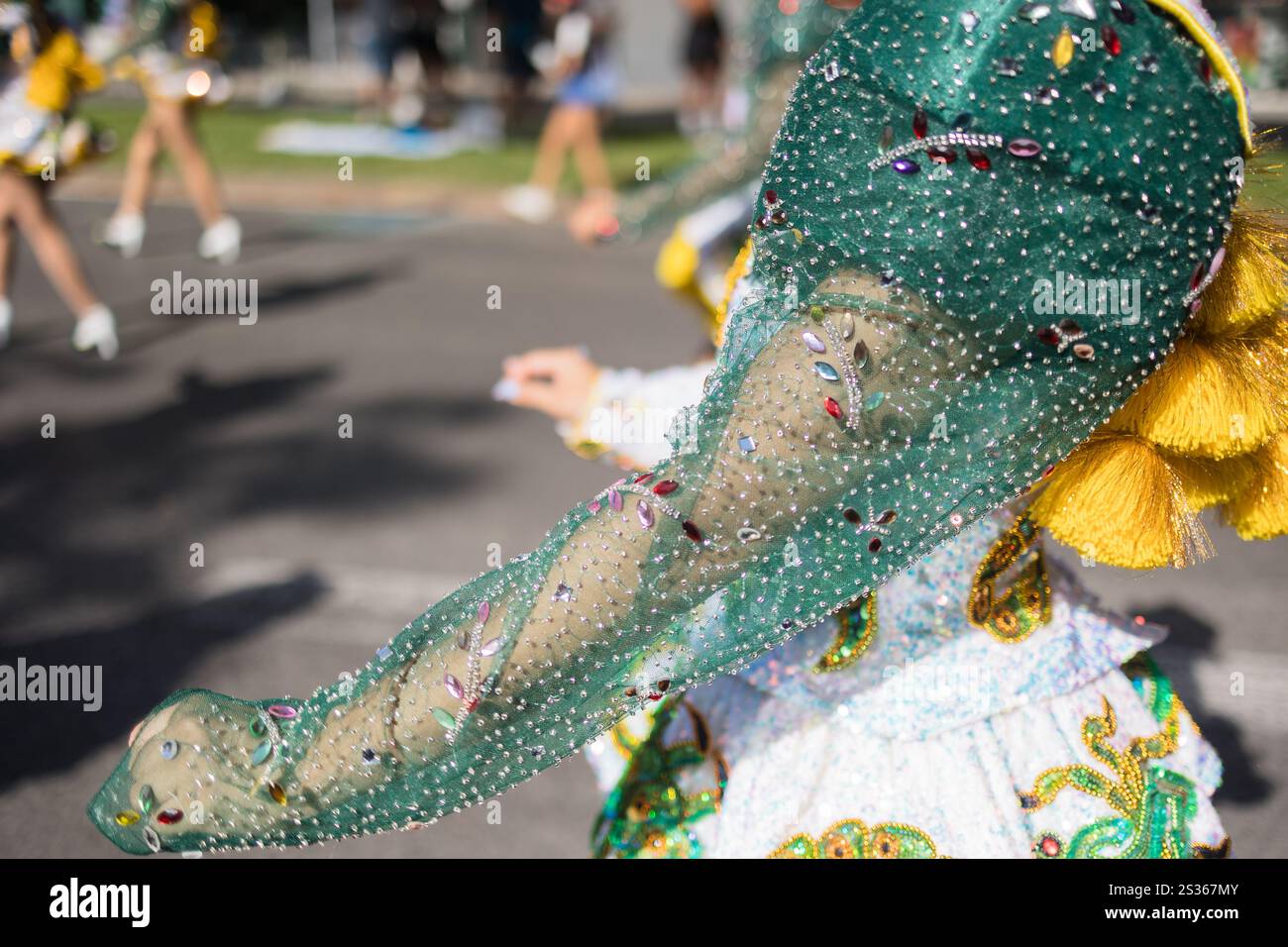 Frau in einem bunten traditionellen Kleid, die während einer hispanischen Tagesparade tanzt und die lateinamerikanische Kultur feiert Stockfoto