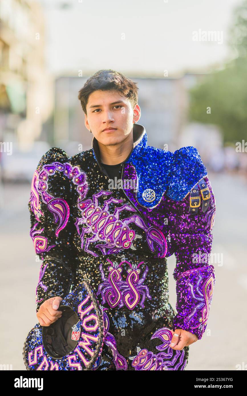 Hispanischer junger Mann, der während der Dia de la hispanidad-Parade ein traditionelles Skorpion-Kostüm trägt Stockfoto
