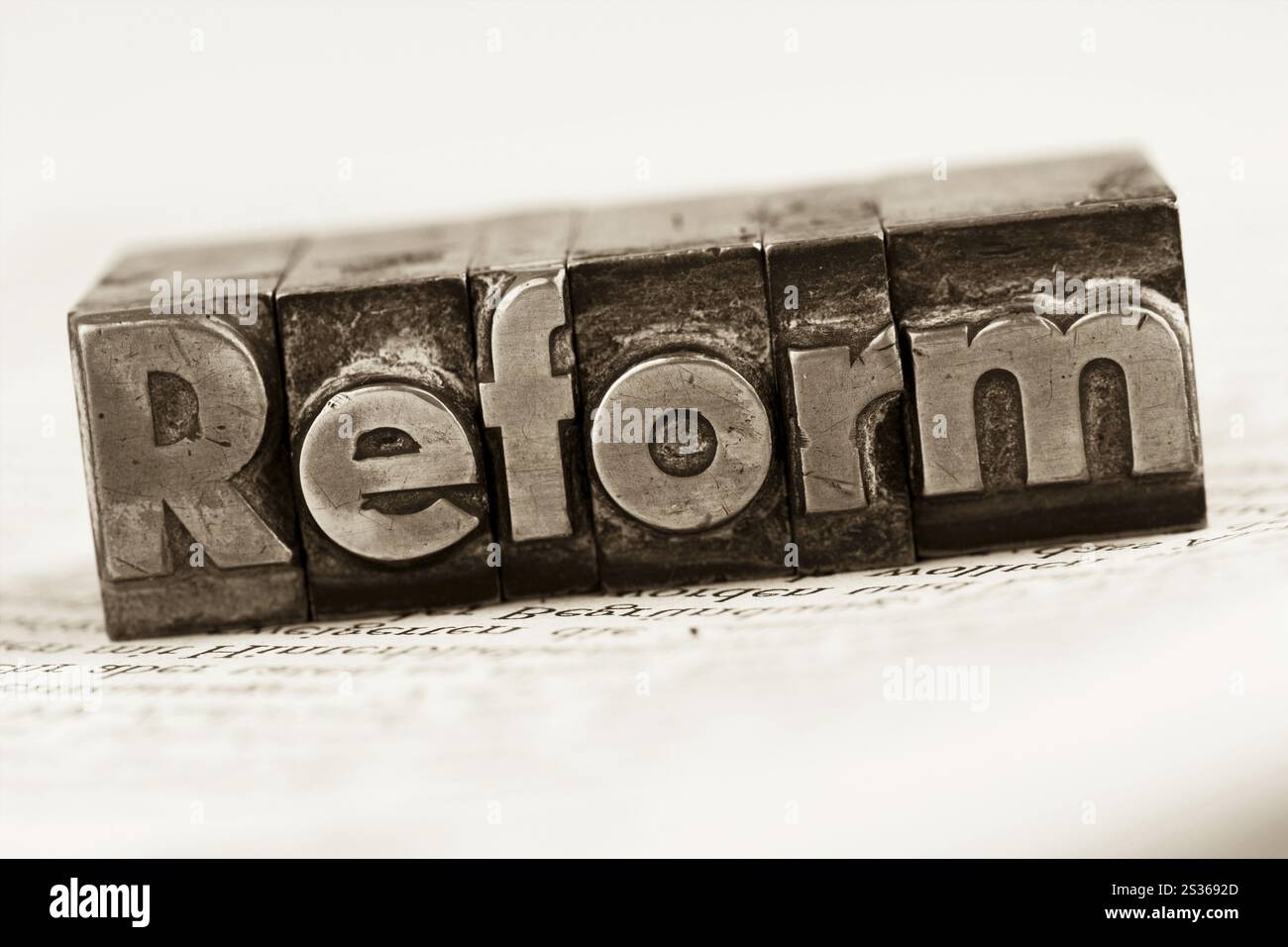 Das Wort Reform steht in Leitbuchstaben. Symbolisches Foto für schnelle Korrespondenz Österreich Stockfoto