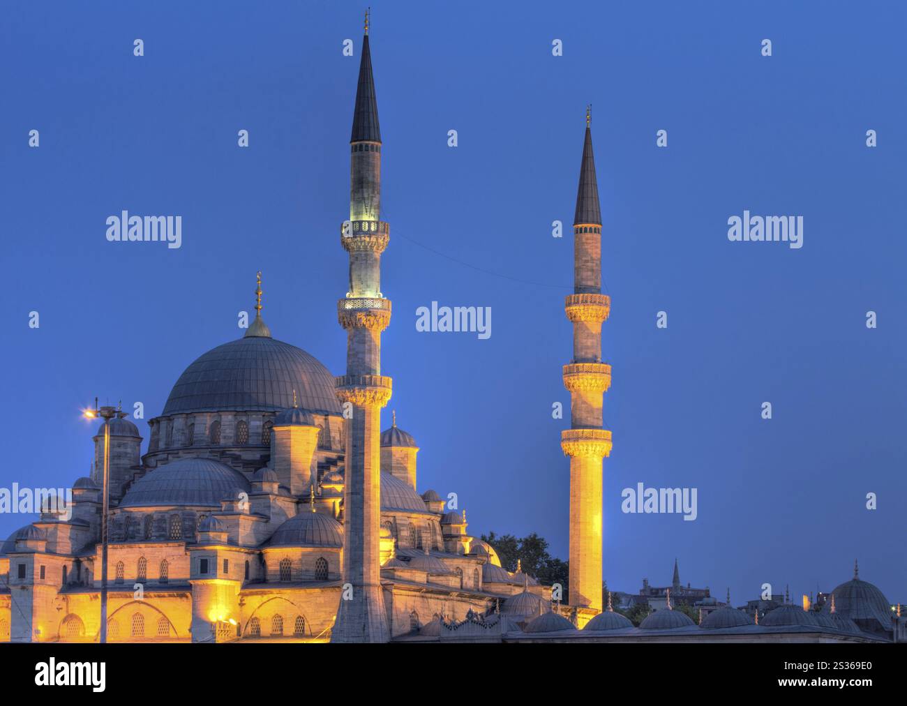 Yeni Valide Camii während der blauen Stunde, Istanbul, Türkei Istanbul, Türkei, Asien Stockfoto