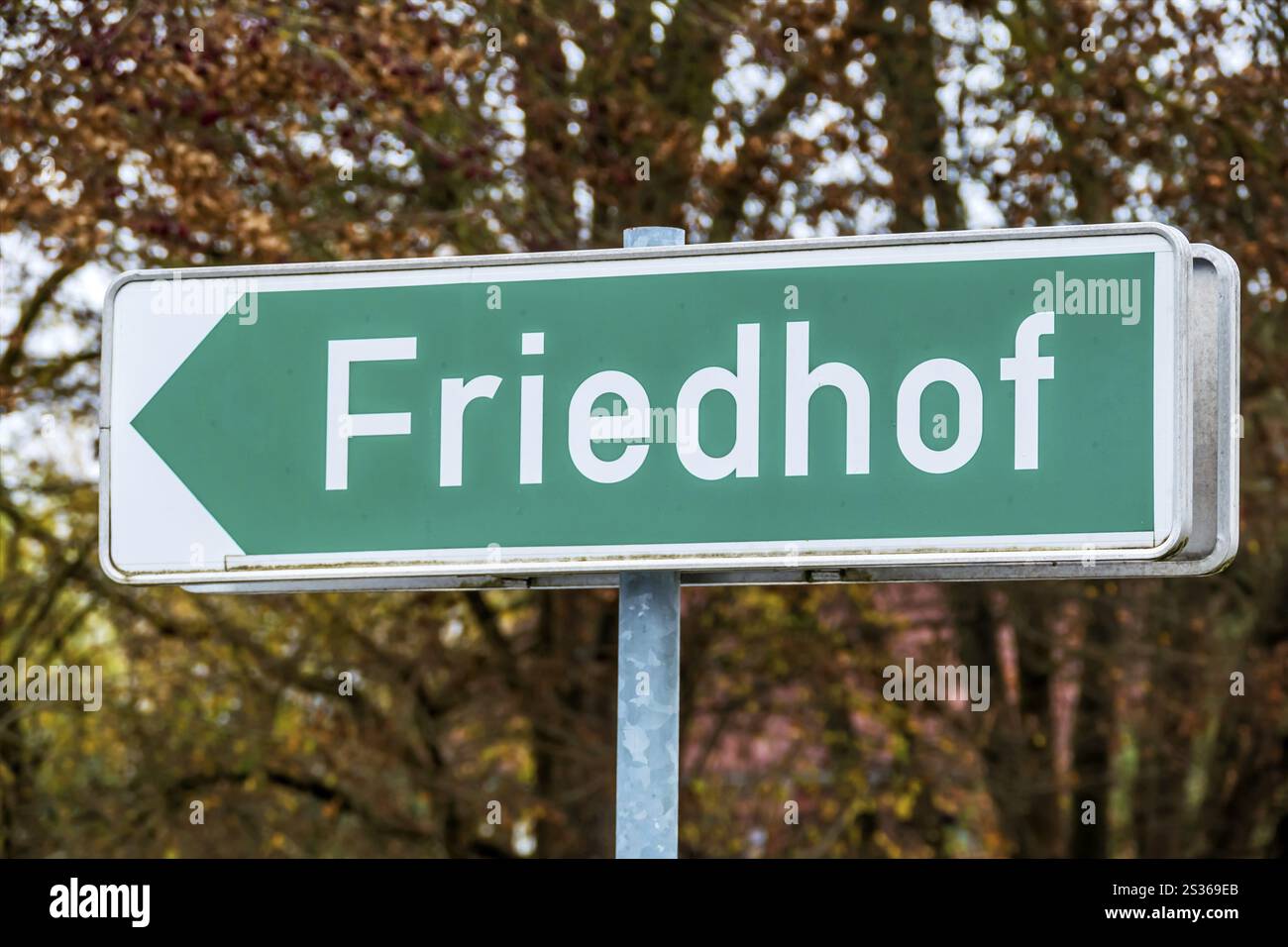 Zeichen für den Friedhof, symbolisiert Tod, Sterben, Vergänglichkeit Österreich Stockfoto