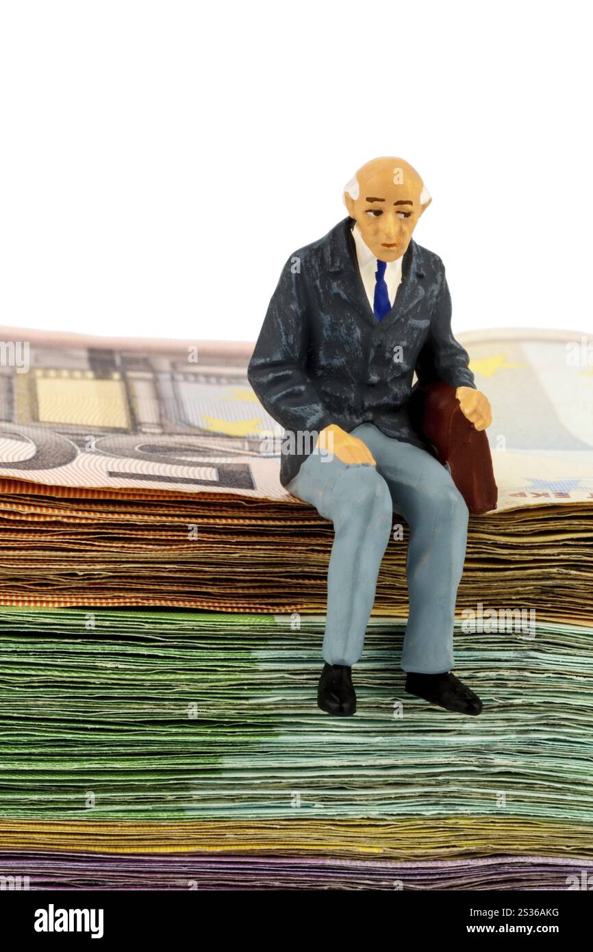 Symbolisches Foto für Ruhestand und Alterssicherung, Figur eines alten Mannes, der auf einem Banknotenstapel sitzt Österreich Stockfoto