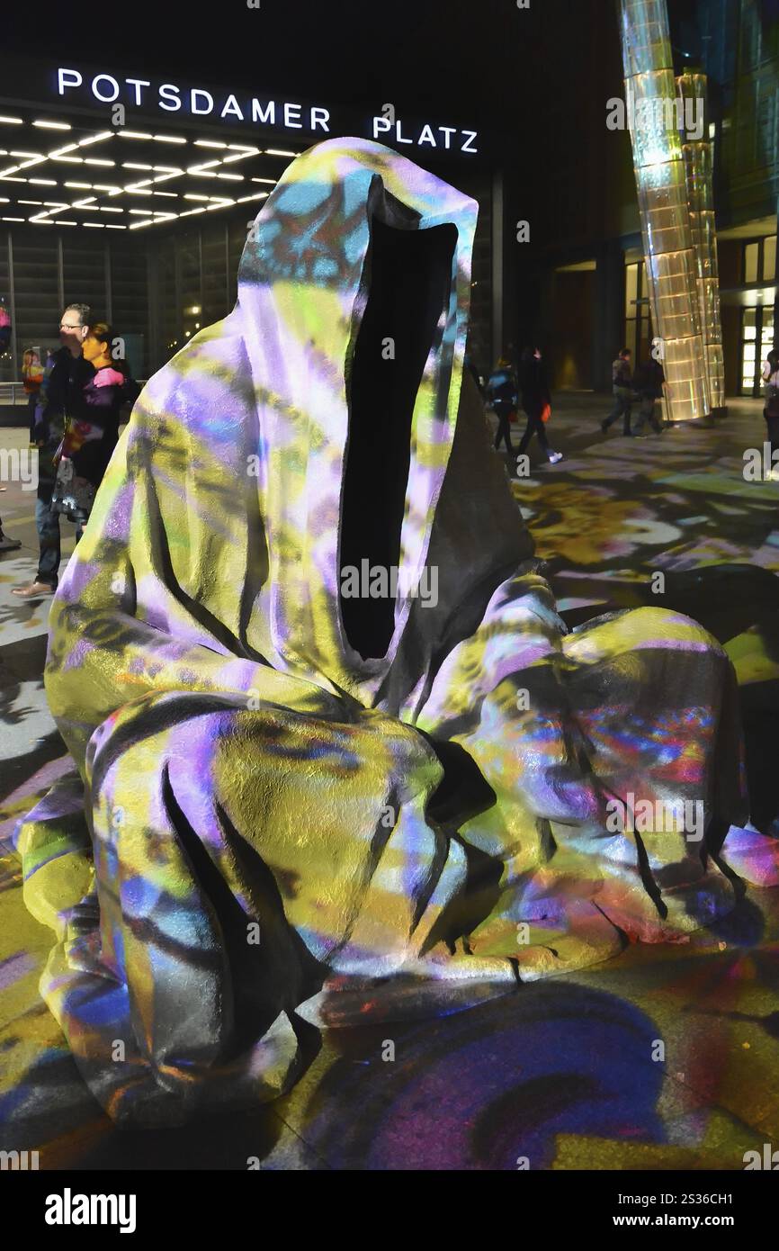 Wächter der Zeit beim Lichterfest in Berlin Stockfoto