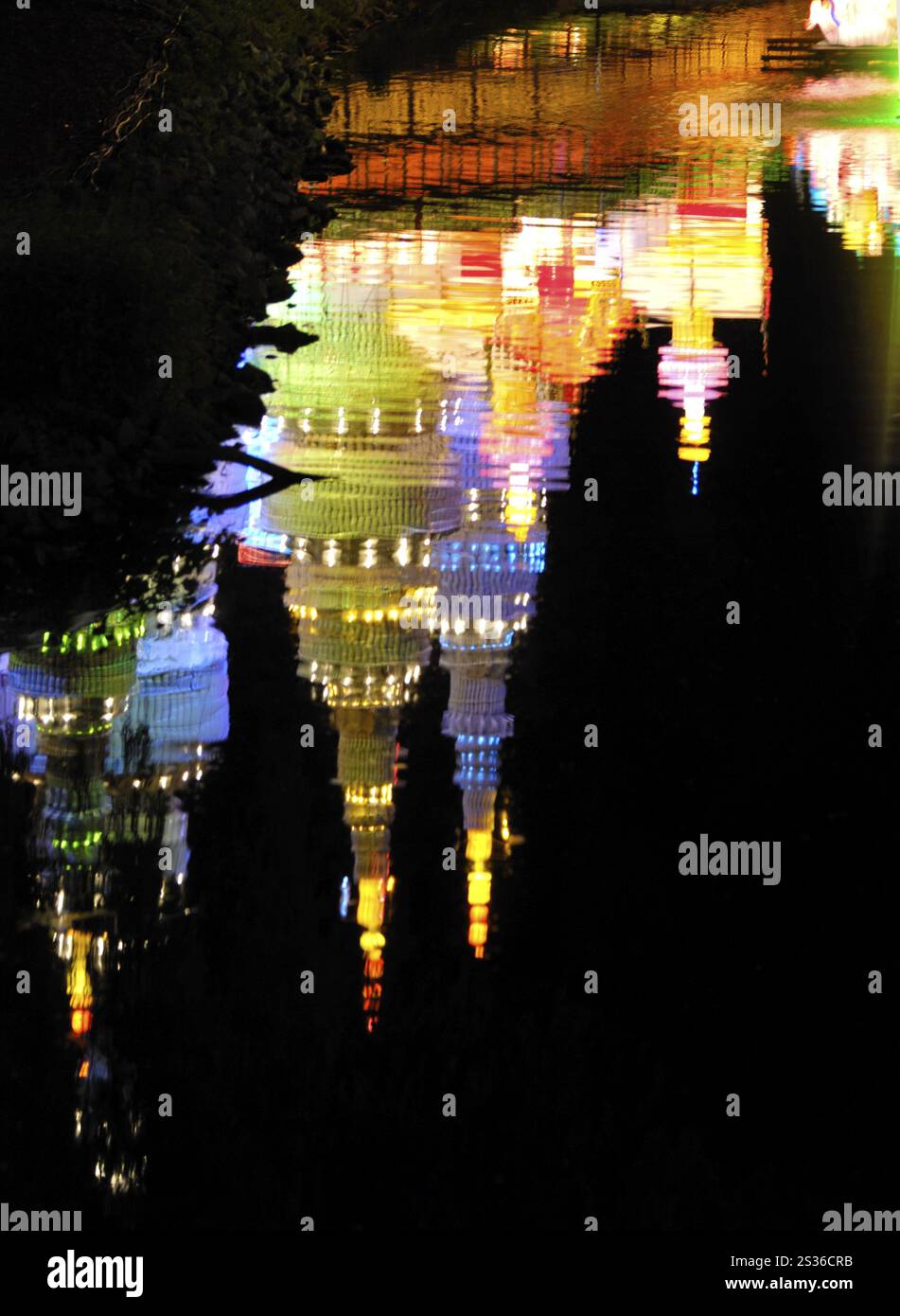 Farbenfroher, herrlicher Palast, der bei Nacht im Wasser reflektiert. Chinese Lantern Festival in Toronto. Ontario Place, Toronto, Ontario, Kanada. Stockfoto Farbenfroher, herrlicher Palast, der bei Nacht im Wasser reflektiert. Chinese Lantern Festival in Toronto. Ontario Place, Toronto, Ontario, Kanada. Stockfoto