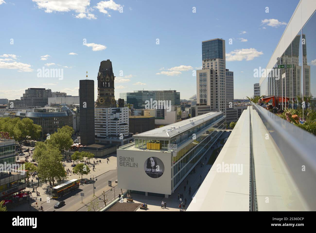 Blick vom 25hours Hotel in Berlin mit der Monkey Bar im 10. Stock Stockfoto