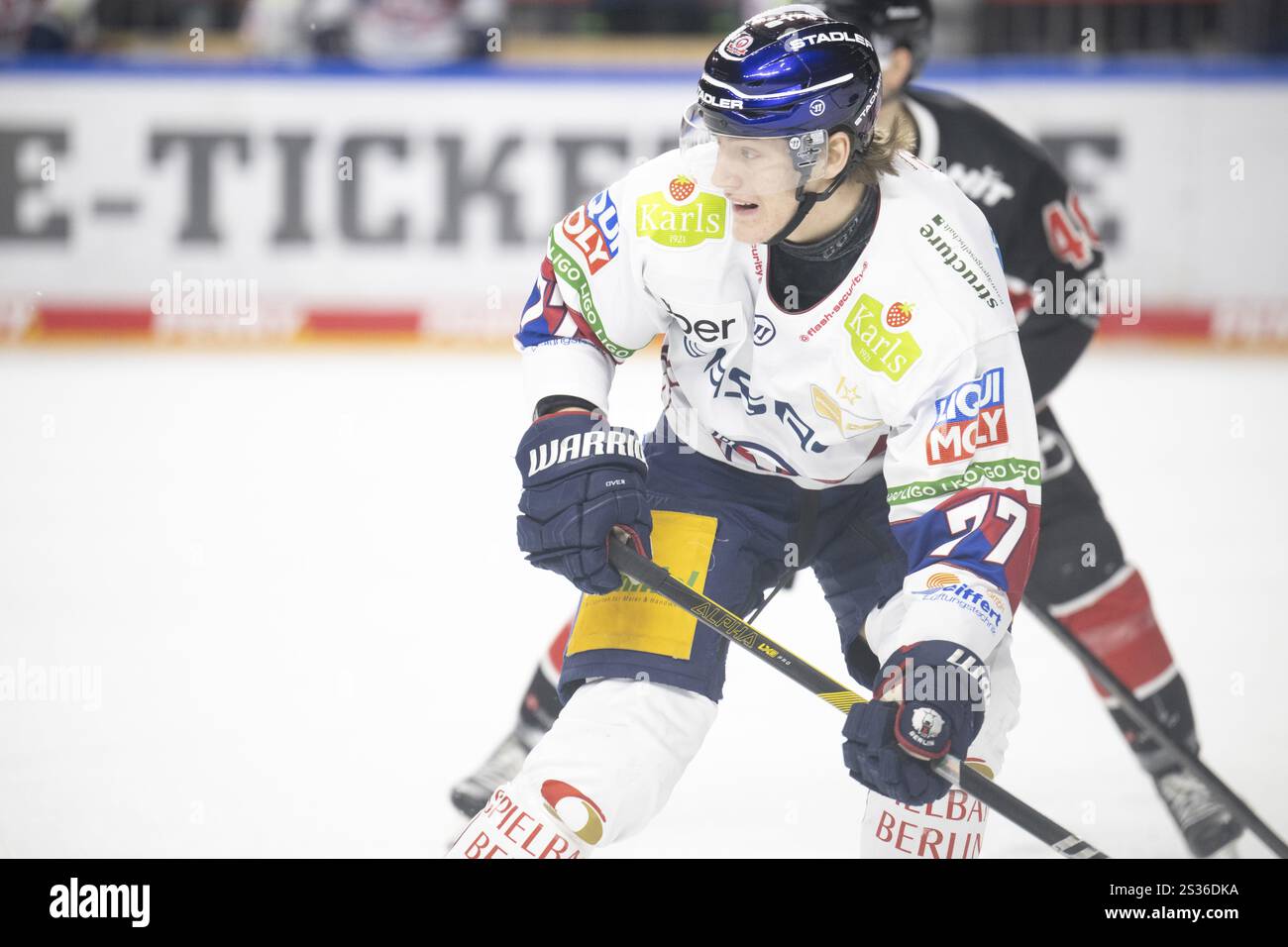 Köln, LanxessArena, Nordrhein-Westfalen, Eric Hoerdler (Eisbaeren Berlin, #77), PENNY DEL, Koelner Haie- Eisbaeren Berlin am 01/2025 im L Stockfoto
