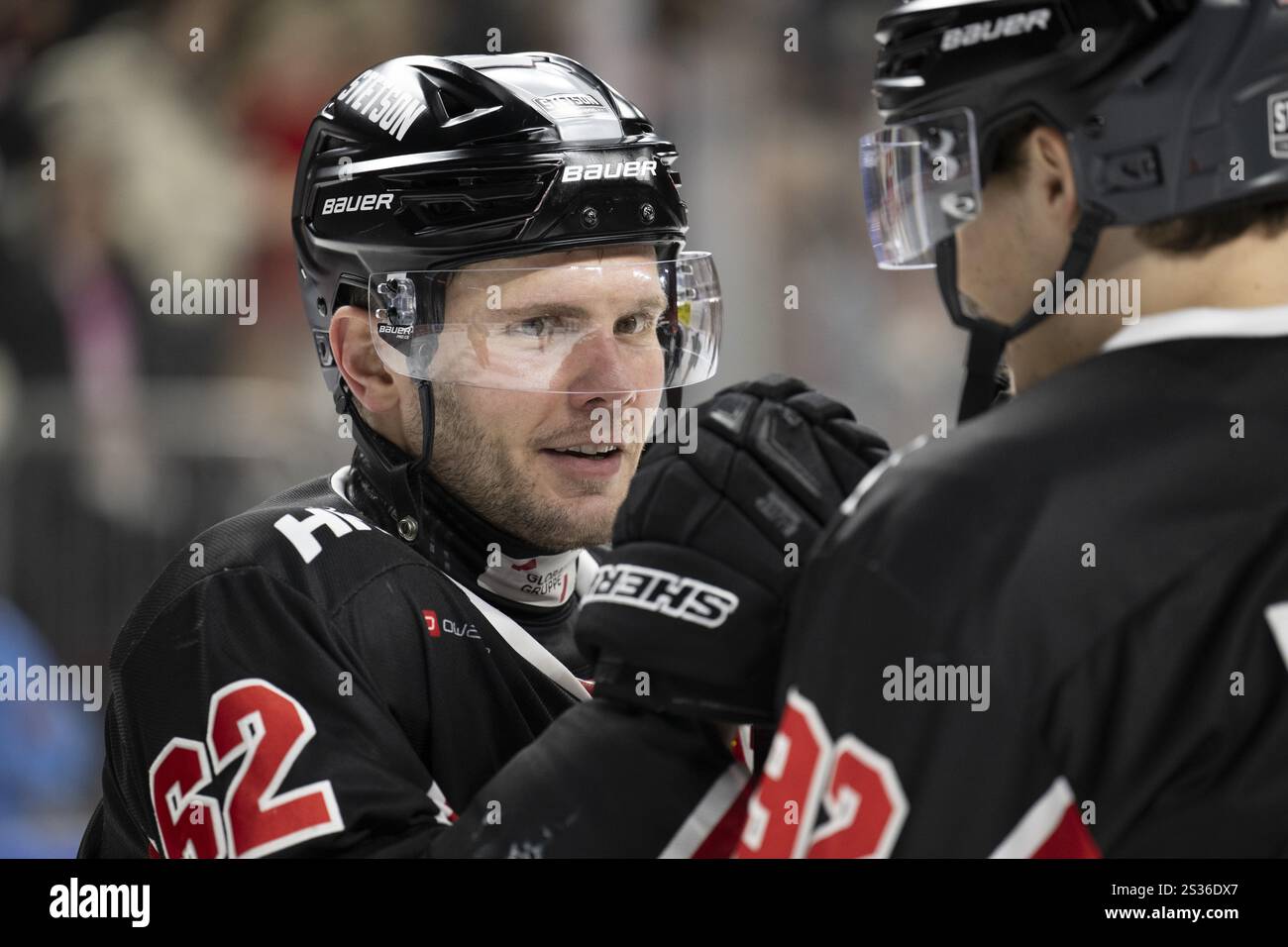Köln, LanxessArena, Nordrhein-Westfalen, Parker Tuomie (Cologne Sharks, #62), PENNY DEL, Cologne Sharks- Eisbaeren Berlin am 07/01/2025 im L Stockfoto