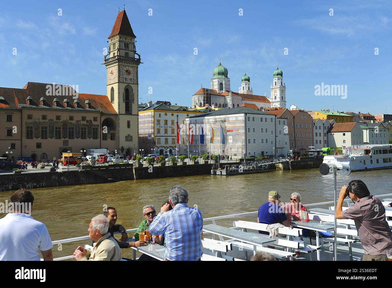Passauer Anlegestelle für Ausflugsboote mit Rathaus und Stephansdom Stockfoto