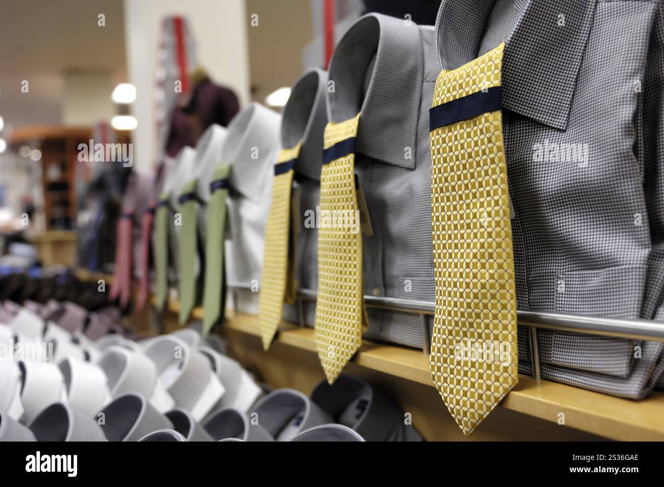 Reihe von Herrenhemden mit Krawatten im Laden Stockfoto