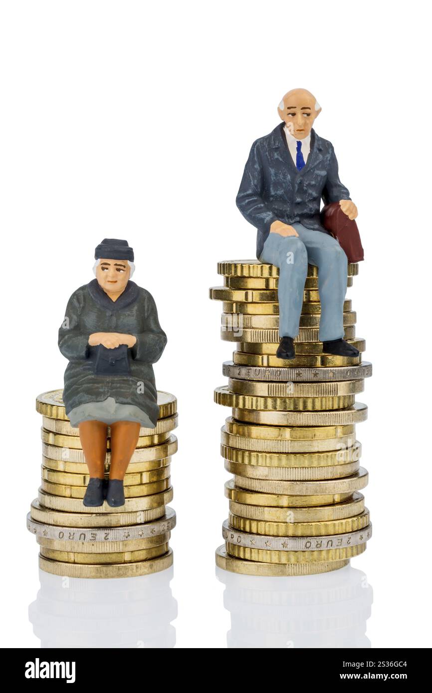 Rentner und Rentner sitzen auf einem Haufen Geld, symbolisches Foto für Altersvorsorge und Ungleichheit Stockfoto