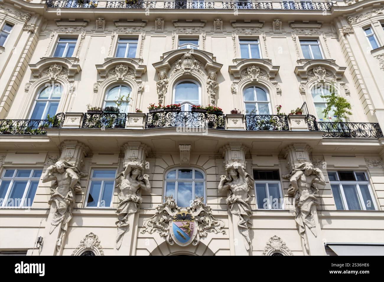 Österreich, Wien. Am Naschmarkt gibt es mehrere schöne Jugendstilgebäude. Österreich, Europa Stockfoto