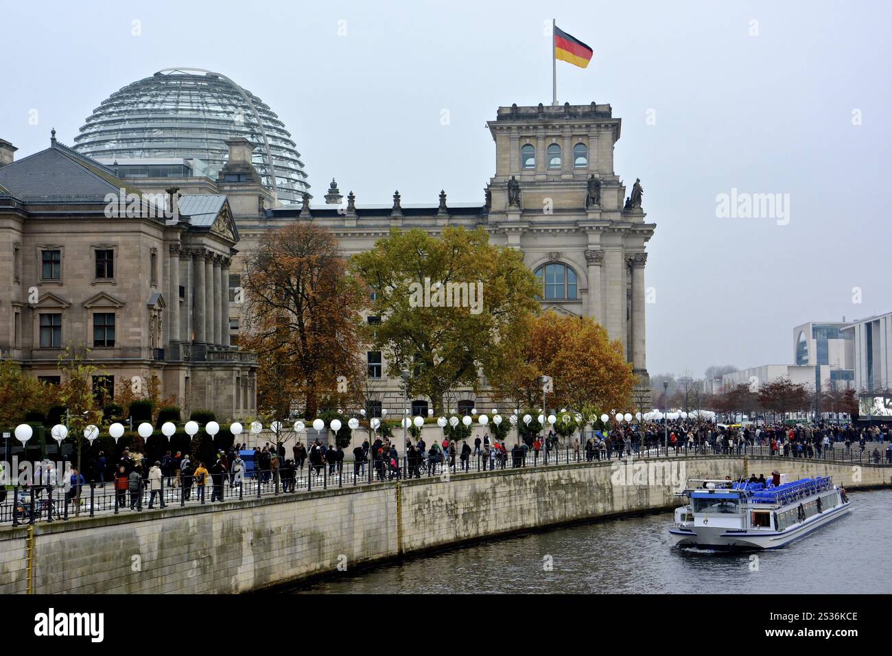 Berliner Reichstagsgebäude mit Lichtballons der ehemaligen Mauer Stockfoto