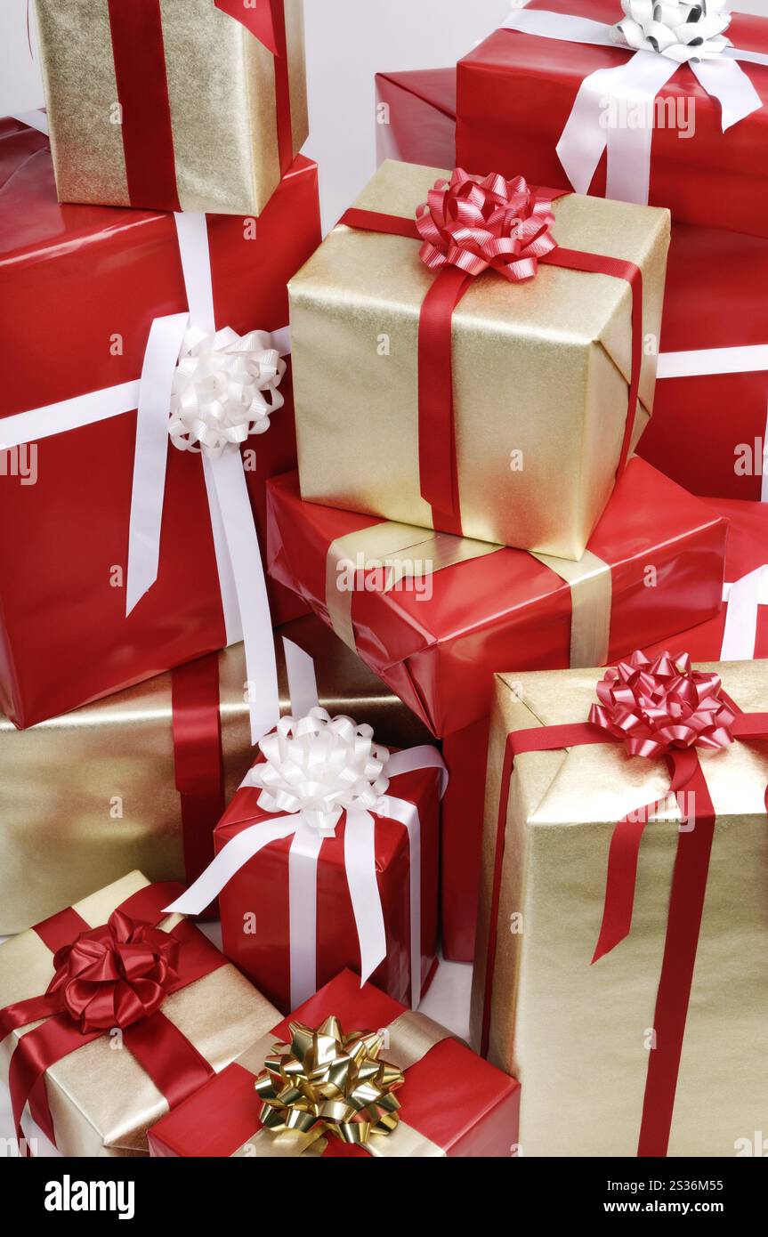 Haufen von Weihnachtsgeschenke Stockfoto