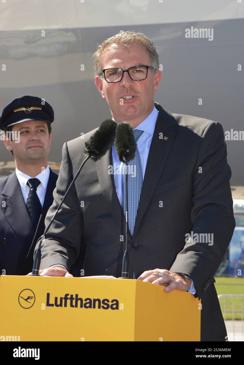 Lufthansa-Chef Carsten Spohr vor dem neuen Super Jumbo B747-8 auf der Berliner Luftfahrtschau ILA Stockfoto