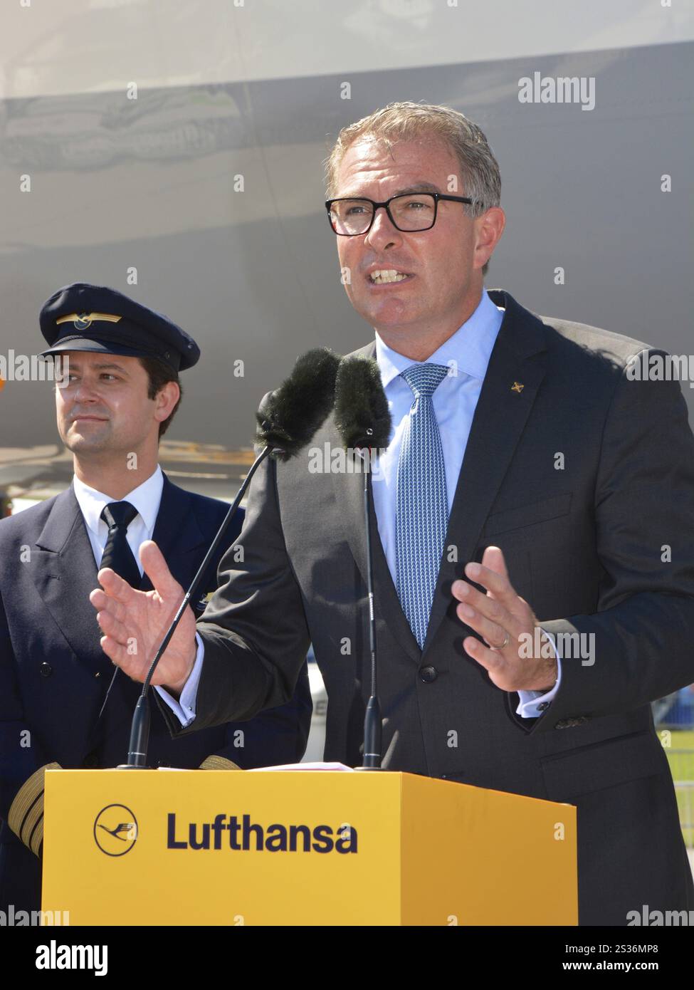 Lufthansa CEO Carsten Spohr mit Pilot Stockfoto
