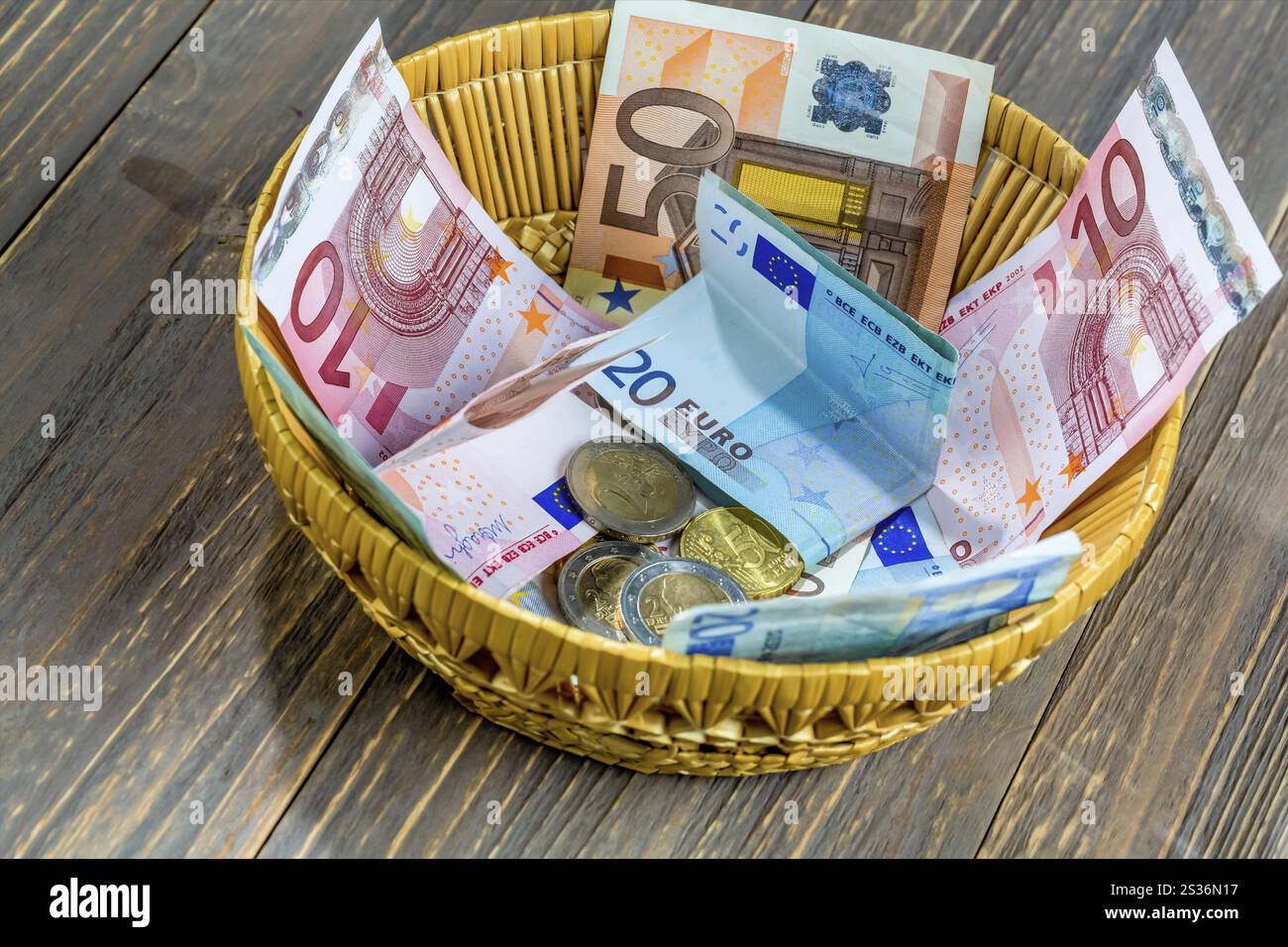 Ein Korb mit Spendengeldern und Trinkgeldern Österreich Stockfoto