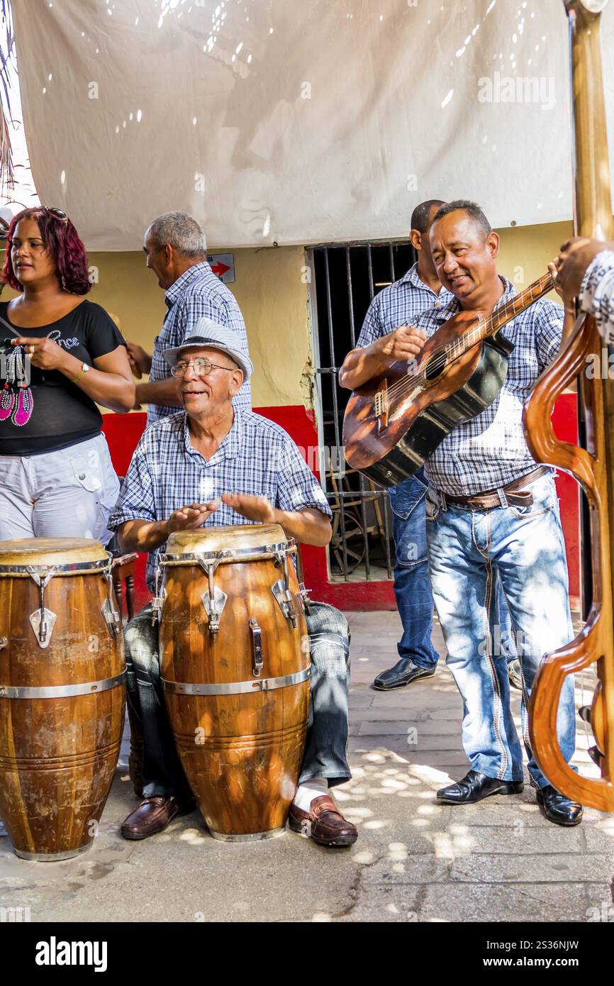 Kuba, die Karibik, Südamerika. Straßenmusiker spielen in Österreich, Mittelamerika Stockfoto Kuba, die Karibik, Südamerika. Straßenmusiker spielen in Österreich, Mittelamerika Stockfoto