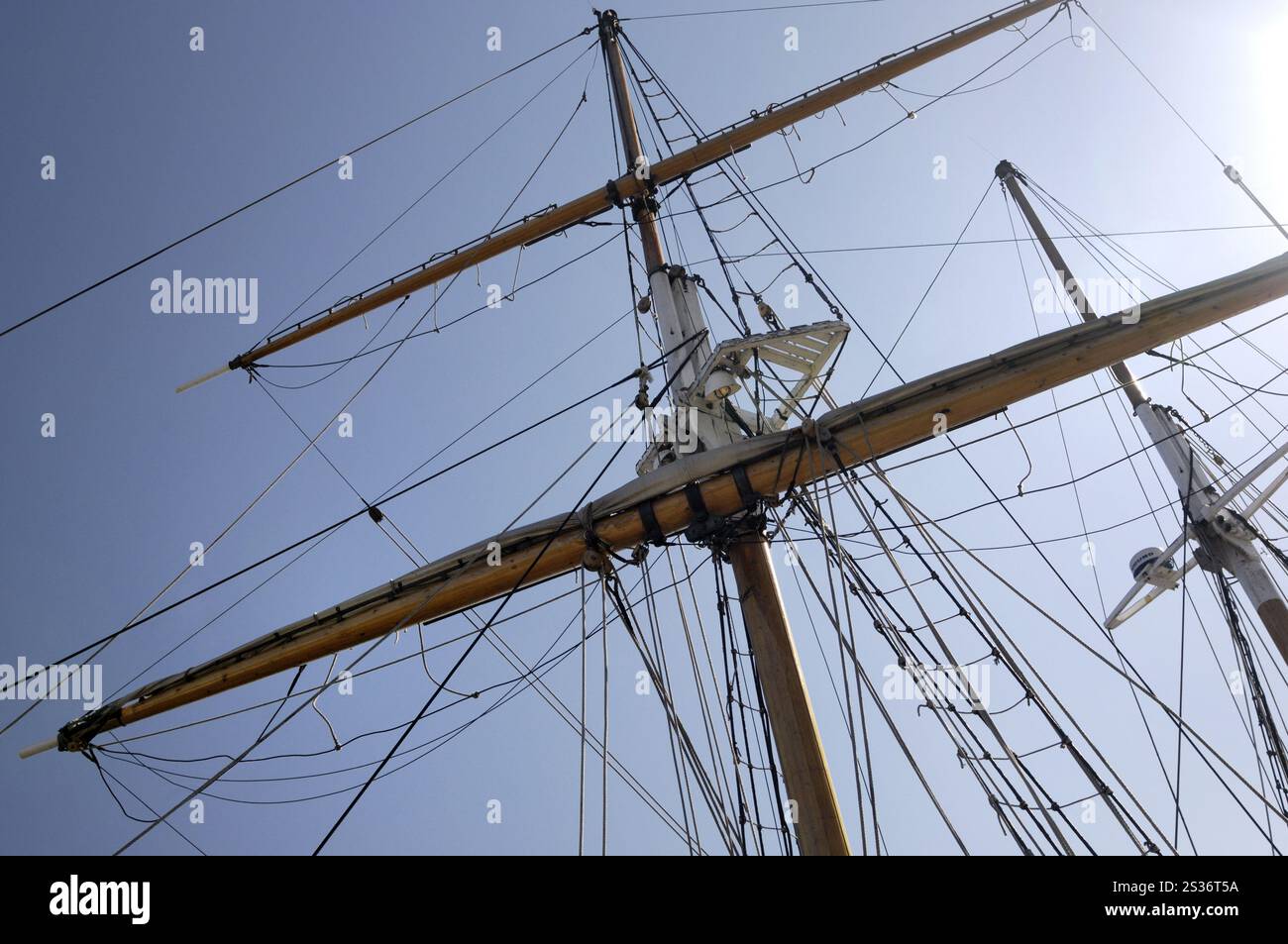 Nahaufnahme eines Segelschiffmastes mit quadratischem Rig über blauem Himmel Stockfoto