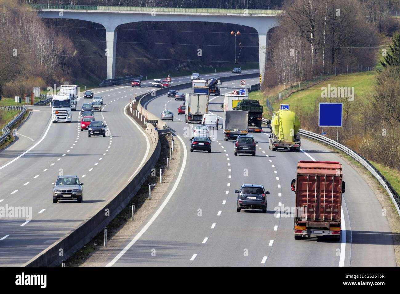 Lkw auf der Autobahn. Güterkraftverkehr. Österreich Stockfoto