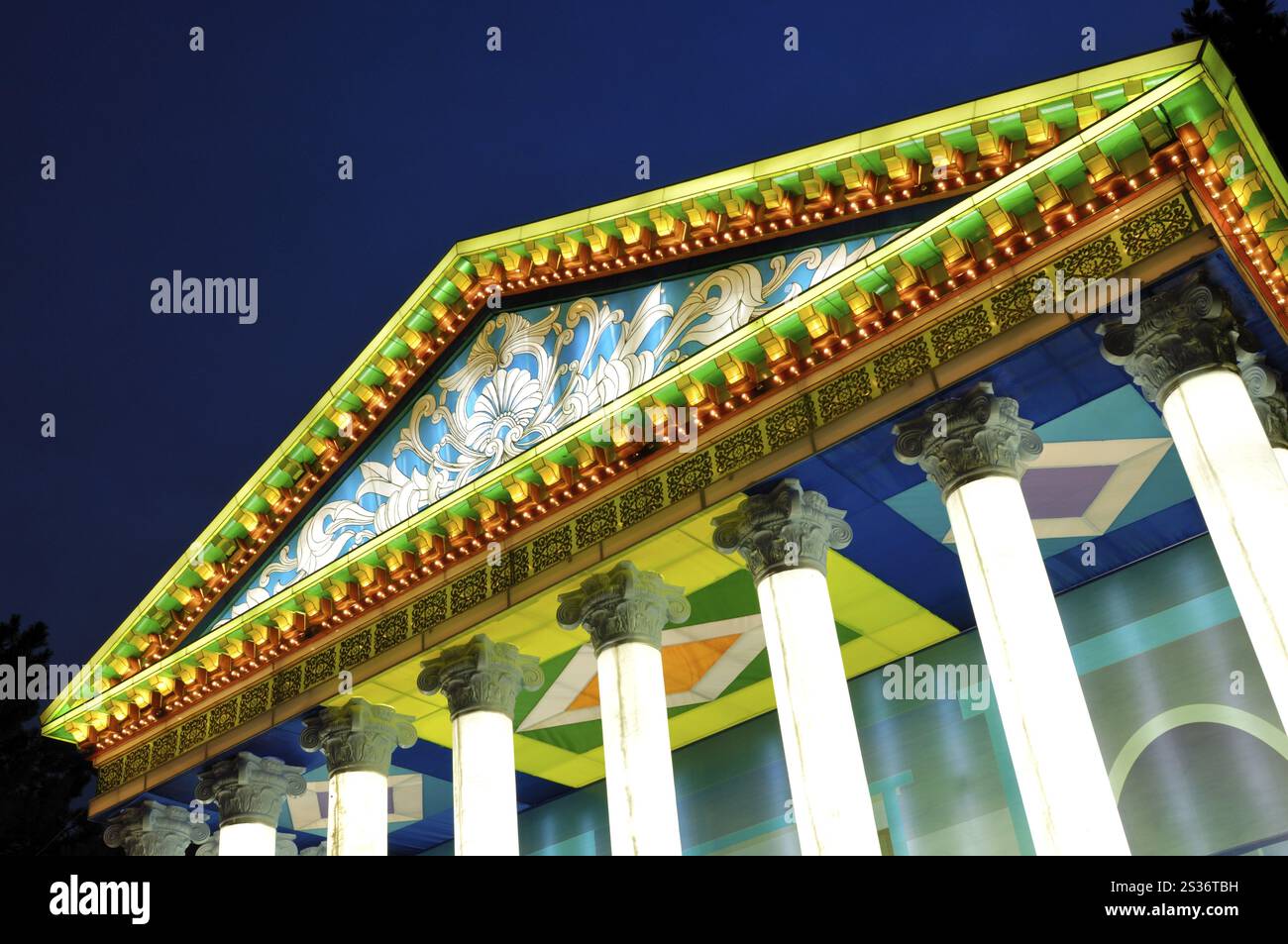 Chinese Lantern Festival in Toronto. Farbenfrohe, herrliche Beleuchtung, die nachts leuchtet. Ontario Place, Toronto, Kanada 2008. Stockfoto