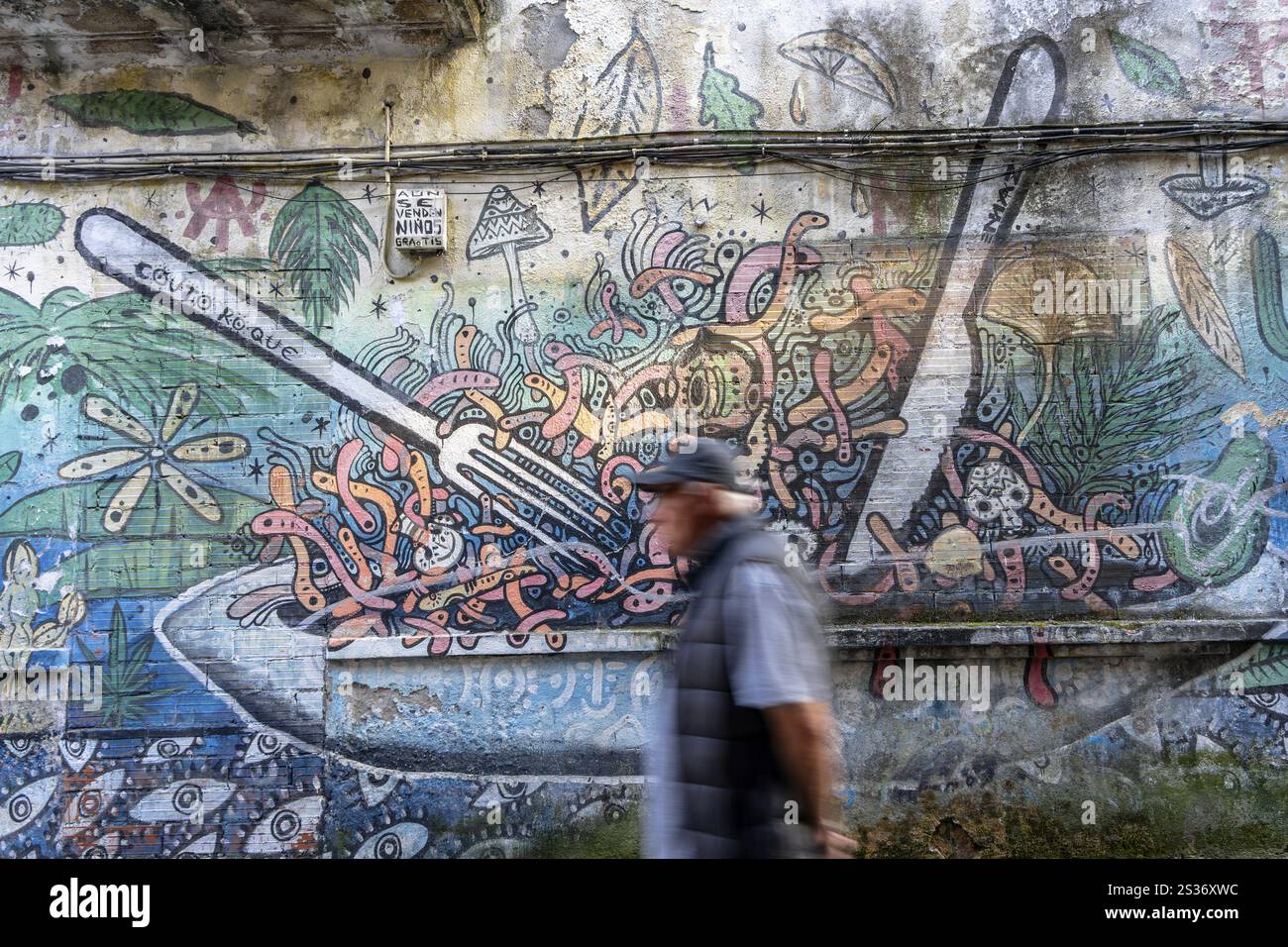 Pontevedra, Spanien - 21, 2024: Abstraktes Gemälde an der Wand in einer Straße mit einem vorbeigehenden Mann Stockfoto