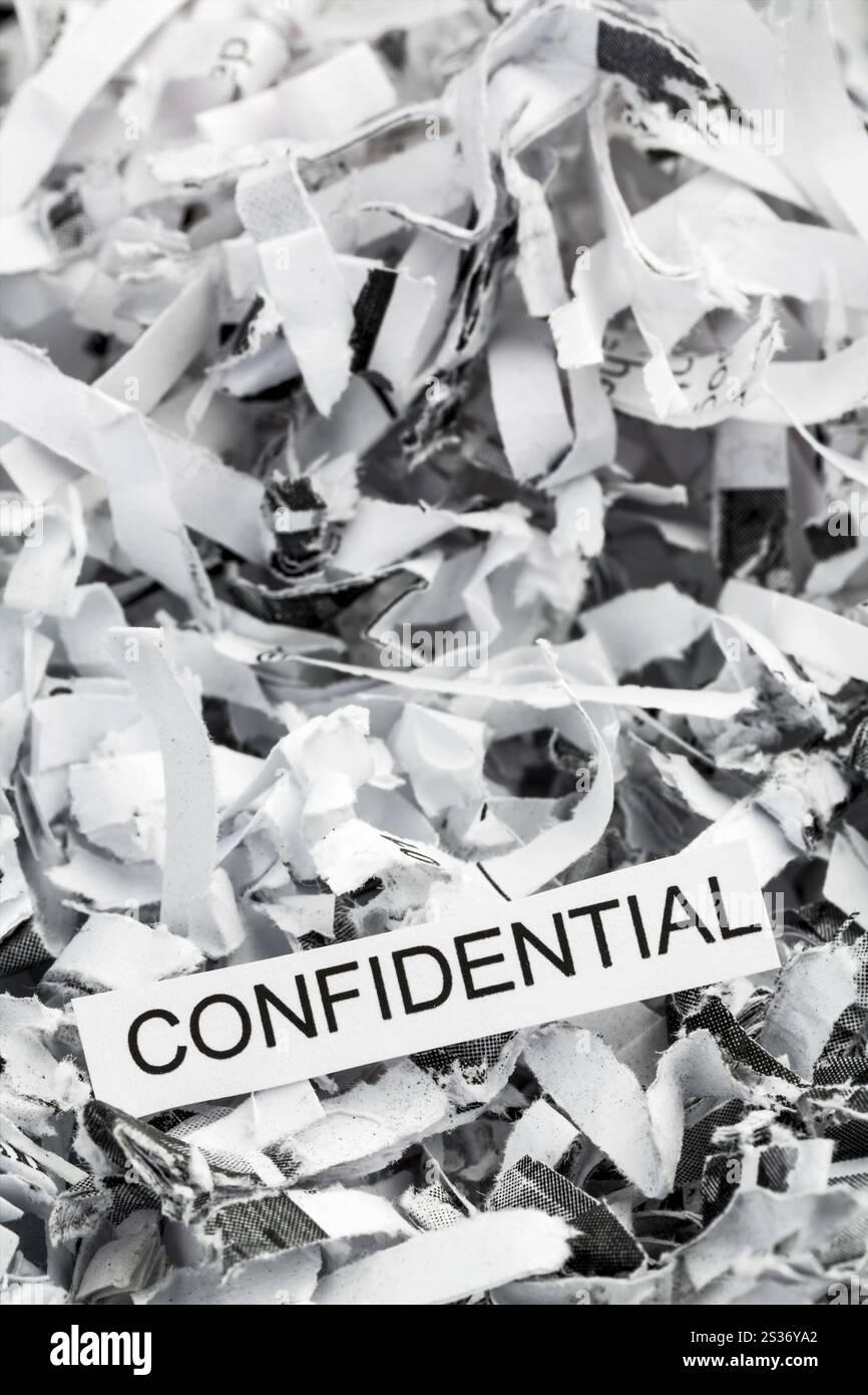 Papier schreddert mit dem Stichwort vertraulich, symbolisches Foto für Datenvernichtung, Bankgeheimnis und Vertraulichkeit Stockfoto
