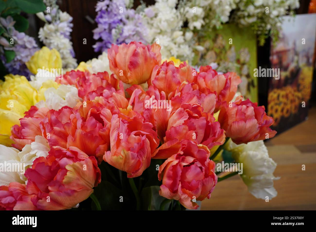 Tulpenstrauß in verschiedenen Rosa- und Gelbtönen Stockfoto