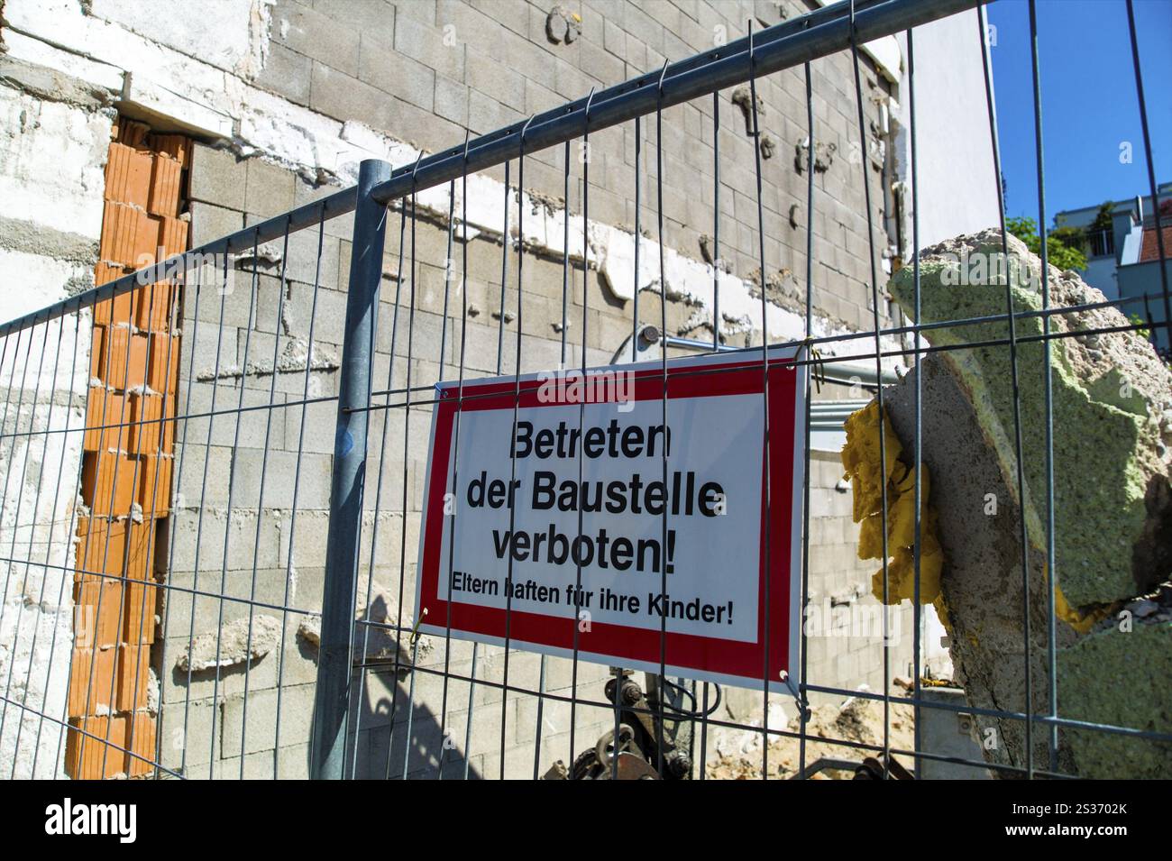 Kein Betreten des Baustellenschilds. Eltern haften für ihre Kinder Stockfoto