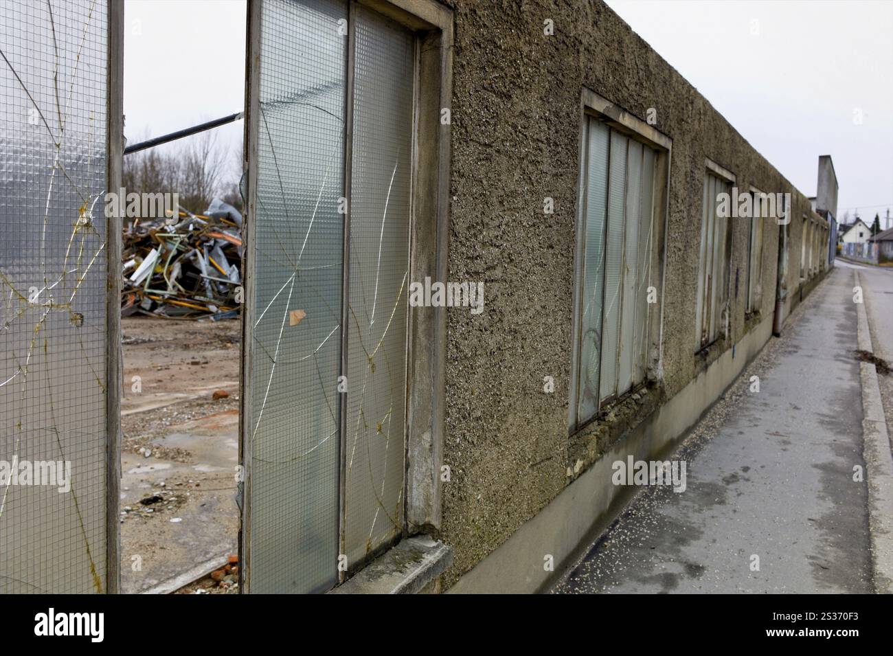 Verfall von Industriebauten, Symbol der Krise und des wirtschaftlichen Abschwungs, Vandalismus Stockfoto
