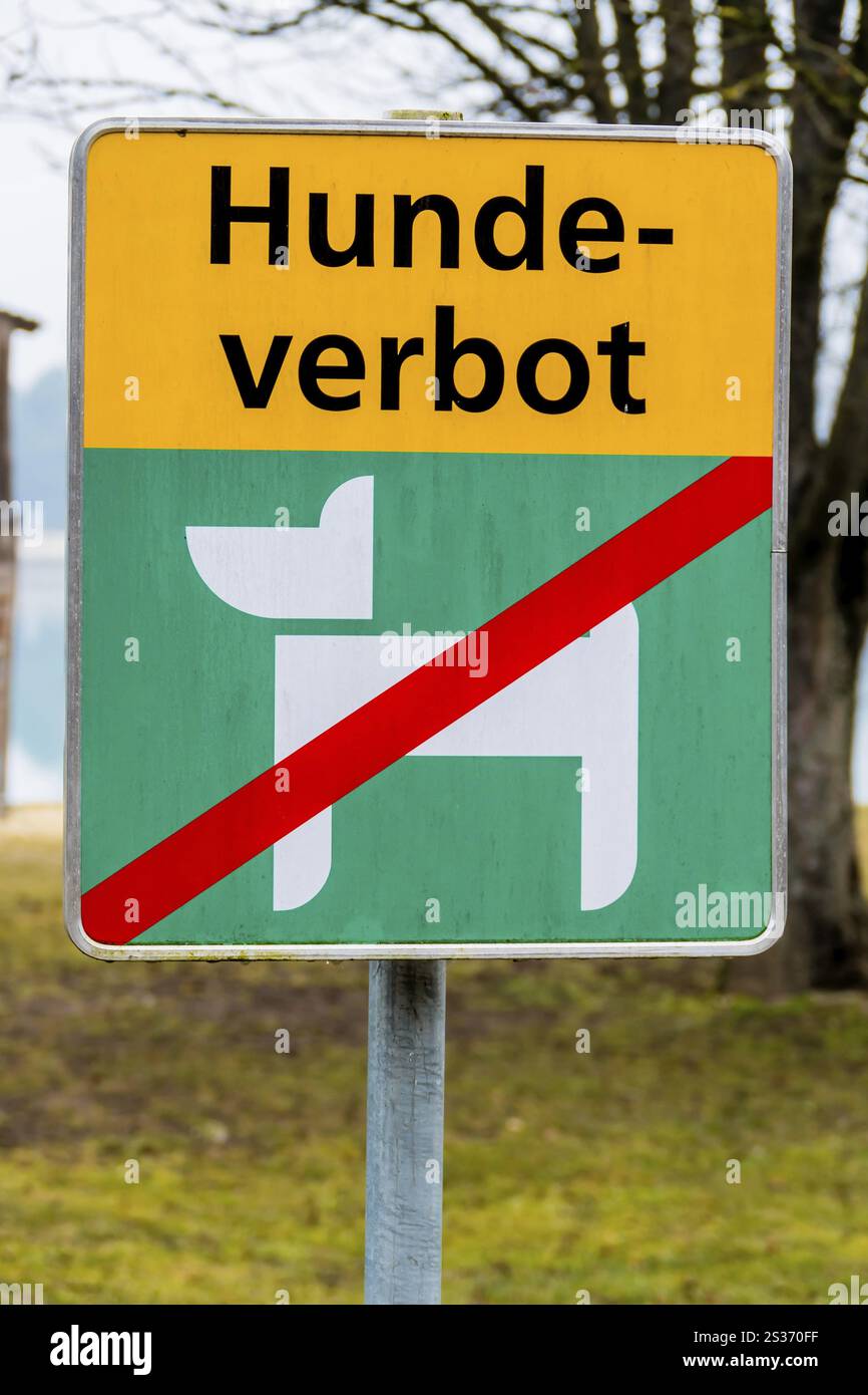 Schild an einem Badesee, dass das Betreten mit Hunden in Österreich verboten ist Stockfoto