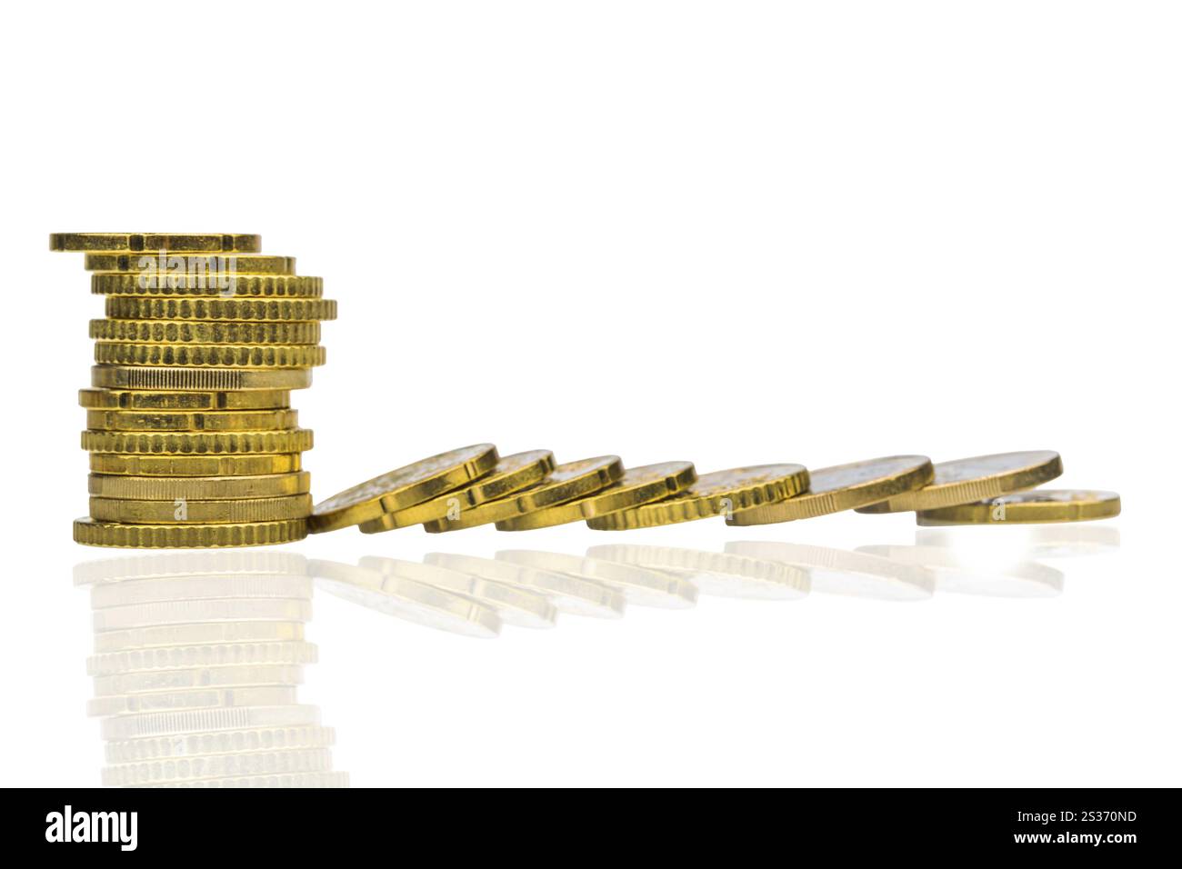 Stapel von Münzen und Lügenmünzen, symbolisches Foto für Schuldenberg, Gewinneinbruch und Abzüge Österreich Stockfoto