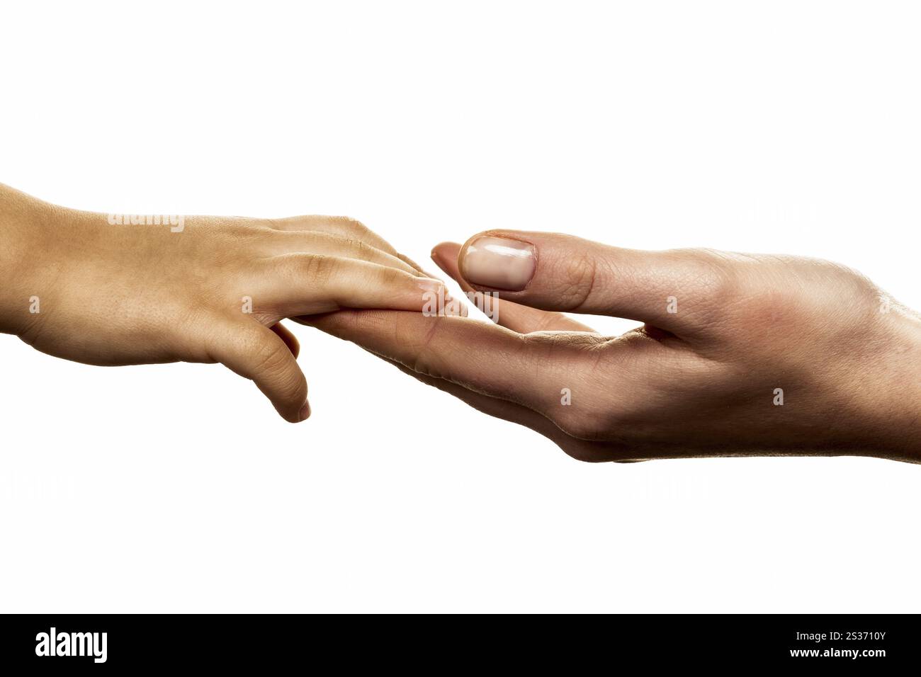 Kleine und große Hand, die Vertrauen, Schutz und Sicherheit symbolisiert Stockfoto