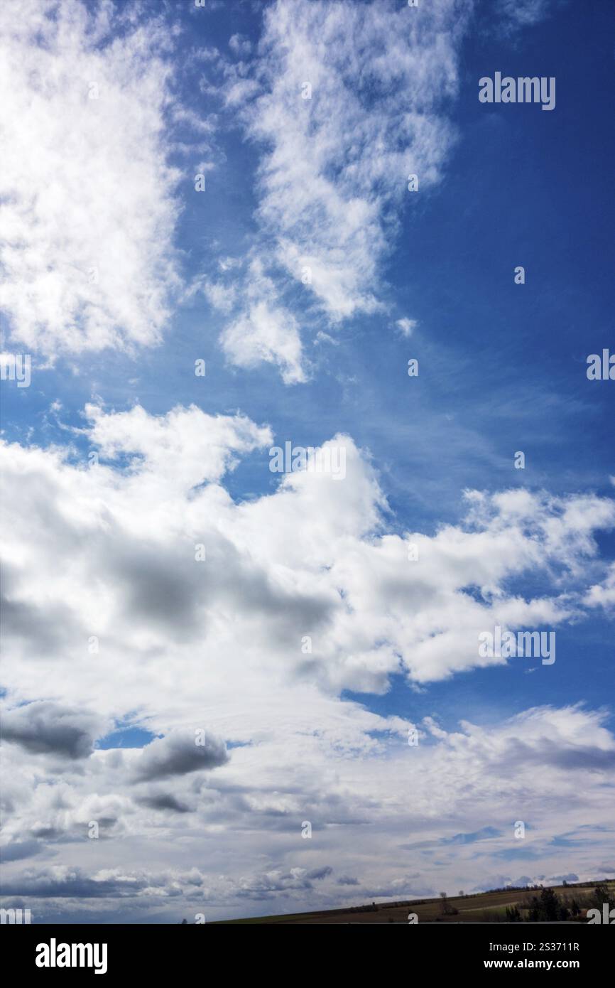 Blauer Himmel mit weißen Wolken. Bewölkte Stimmung am Himmel Stockfoto