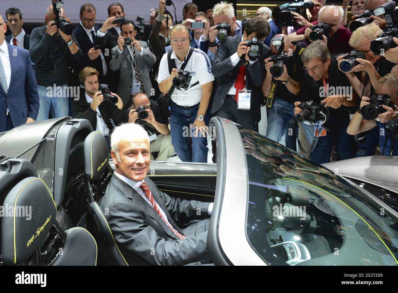 Porsche CEO Matthias Mueller mit Porsche 918 auf der IAA 2013 Stockfoto