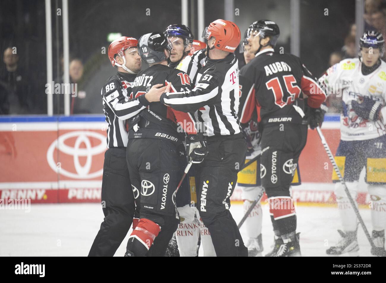 Köln, LanxessArena, Nordrhein-Westfalen, Justin Schuetz (Cologne Sharks, #10), PENNY DEL, Cologne Sharks- Eisbaeren Berlin am 01/2025 Stockfoto
