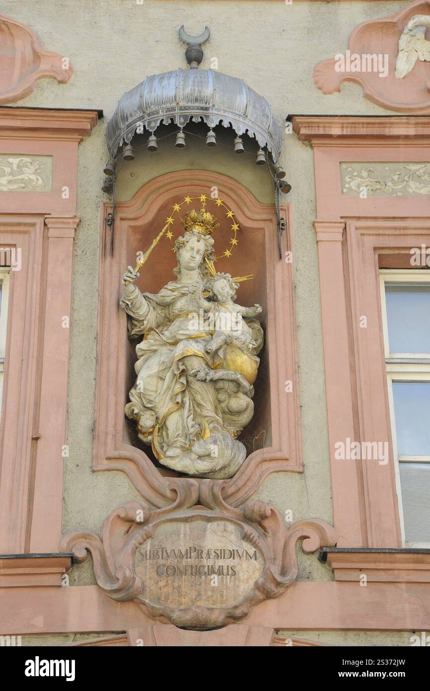 Maria und der Sohn Gottes als Wandfigur unter eurem Schutz und Regenschirm Stockfoto