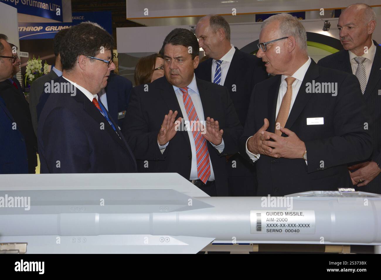 Bundeswirtschaftsminister Sigmar Gabriel auf einer Industrietour durch die ILA-Flugschau, lasergesteuerte Raketen aus Diehl Stockfoto