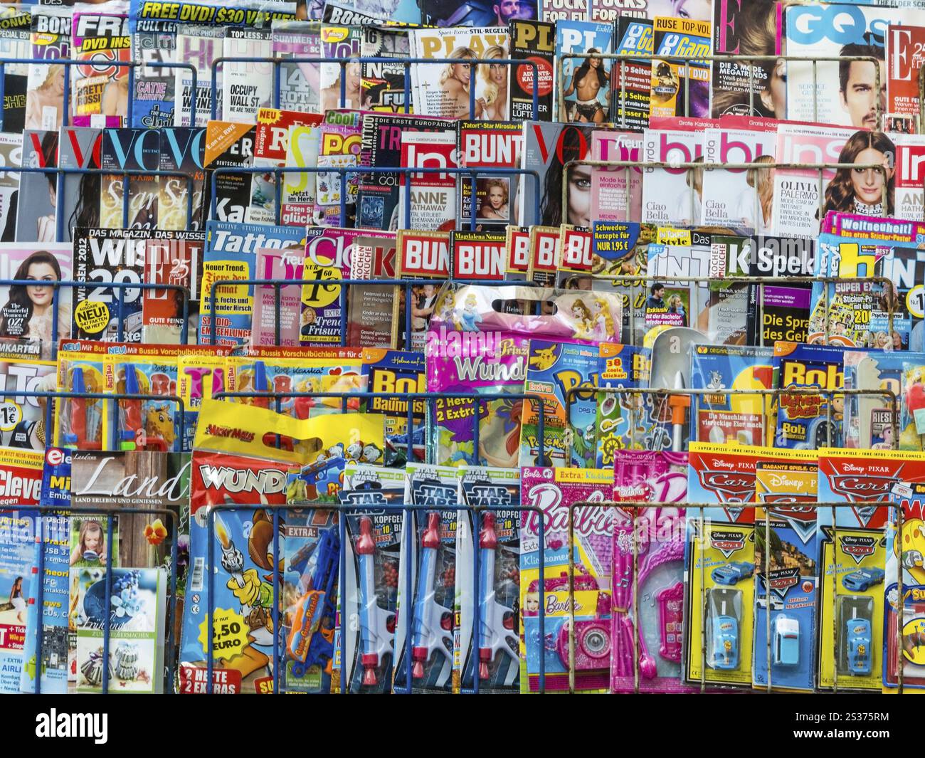 Zeitungen und Zeitschriften in einem Buchladen. Meinungsfreiheit und Pressefreiheit Österreich Stockfoto